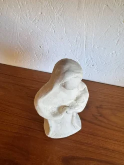 Vierge à l’enfant en plâtre