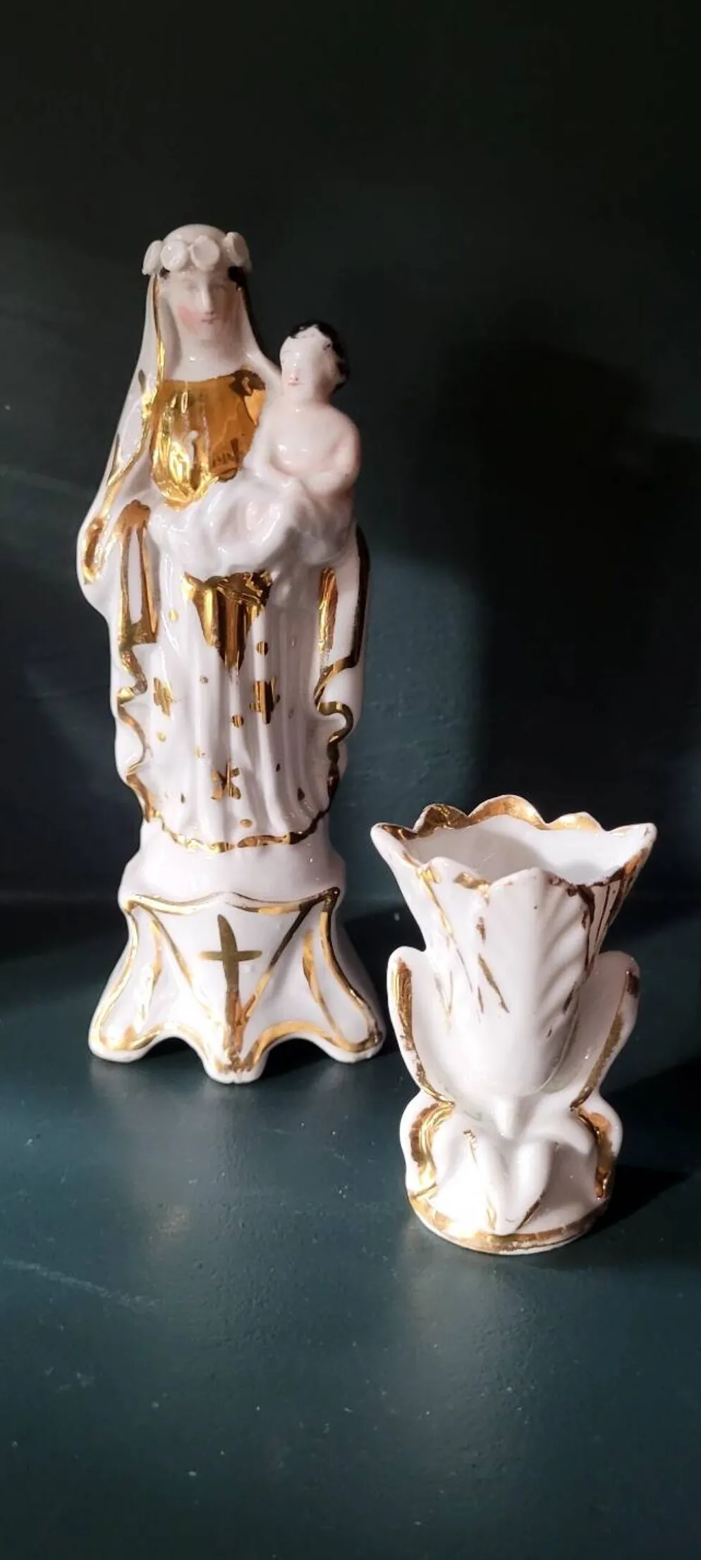 Vierge à l'enfant et vase dorés à l'or fin
