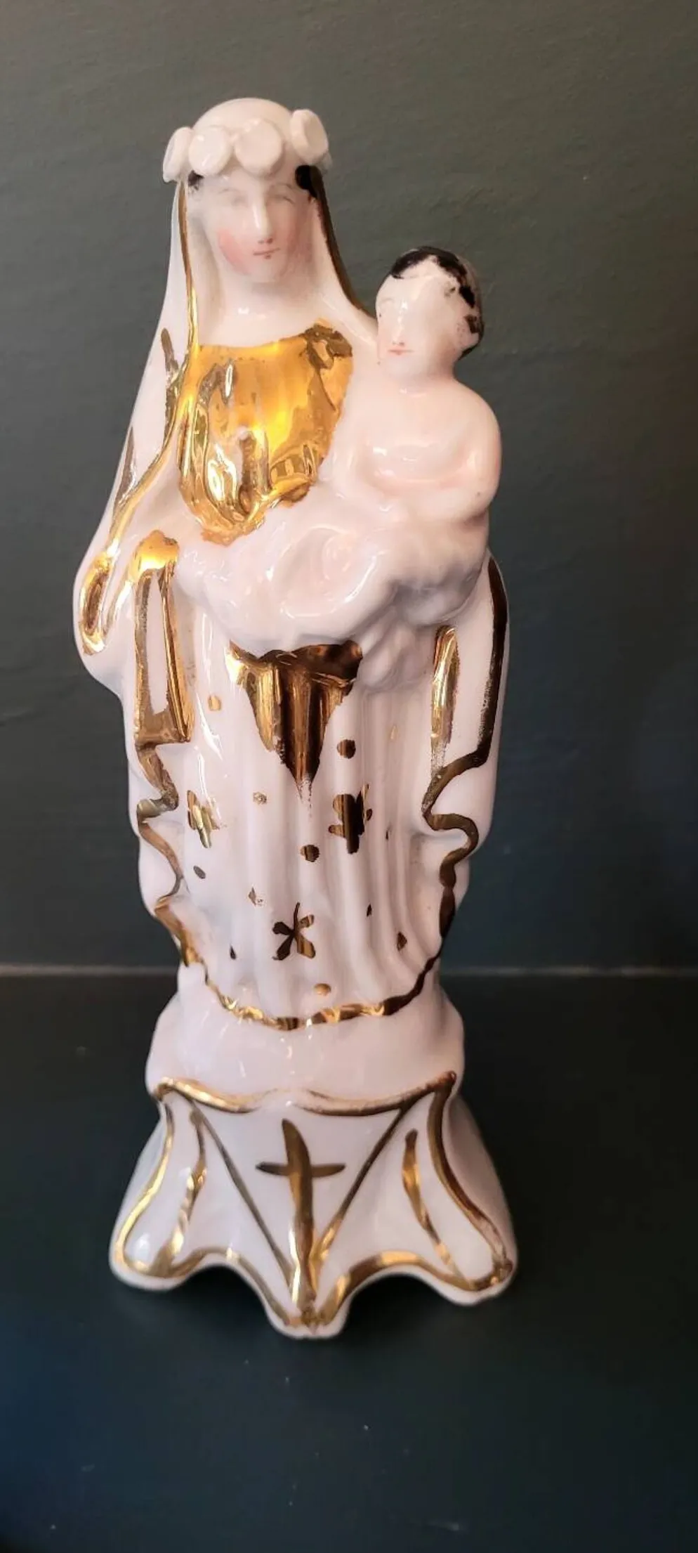 Vierge à l'enfant et vase dorés à l'or fin