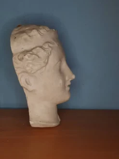 Visage de femme à l’antique en plâtre