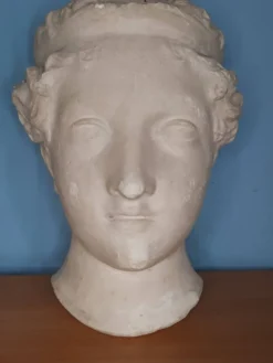 Visage de femme à l’antique en plâtre