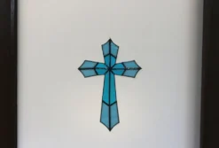 Vitrail Artisanal Croix – Verre Coloré Bleu – 40 × 50 cm – Pièce Unique