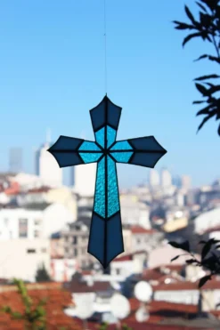 Vitrail Artisanal Croix – Verre Coloré Bleu – 40 × 50 cm – Pièce Unique