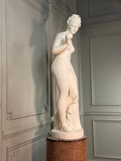 Vénus à la pomme, d’après le modèle de Bertel Thorvaldsen en marbre reconstitué, XXème siècle