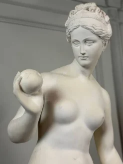 Vénus à la pomme, d’après le modèle de Bertel Thorvaldsen en marbre reconstitué, XXème siècle