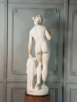 Vénus à la pomme, d’après le modèle de Bertel Thorvaldsen en marbre reconstitué, XXème siècle