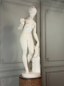 Vénus à la pomme, d’après le modèle de Bertel Thorvaldsen en marbre reconstitué, XXème siècle