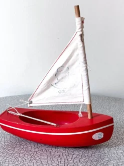 Voilier de bassin en bois, modèle 200 de la marque française Tirot
