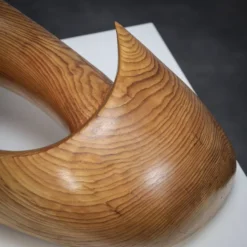 Voler en solo, forme sculpturale organique par Ineke van Zuuren, années 1970.